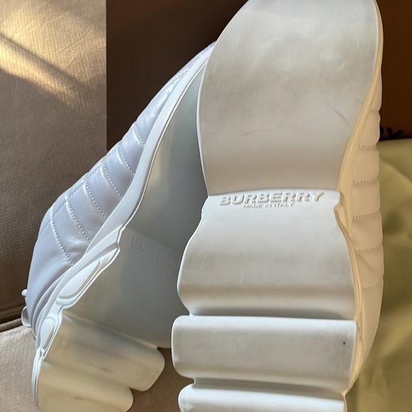 Authentic Burberry Low top Trainer on Rubber Sole Sneaker - Picture 11 of 13